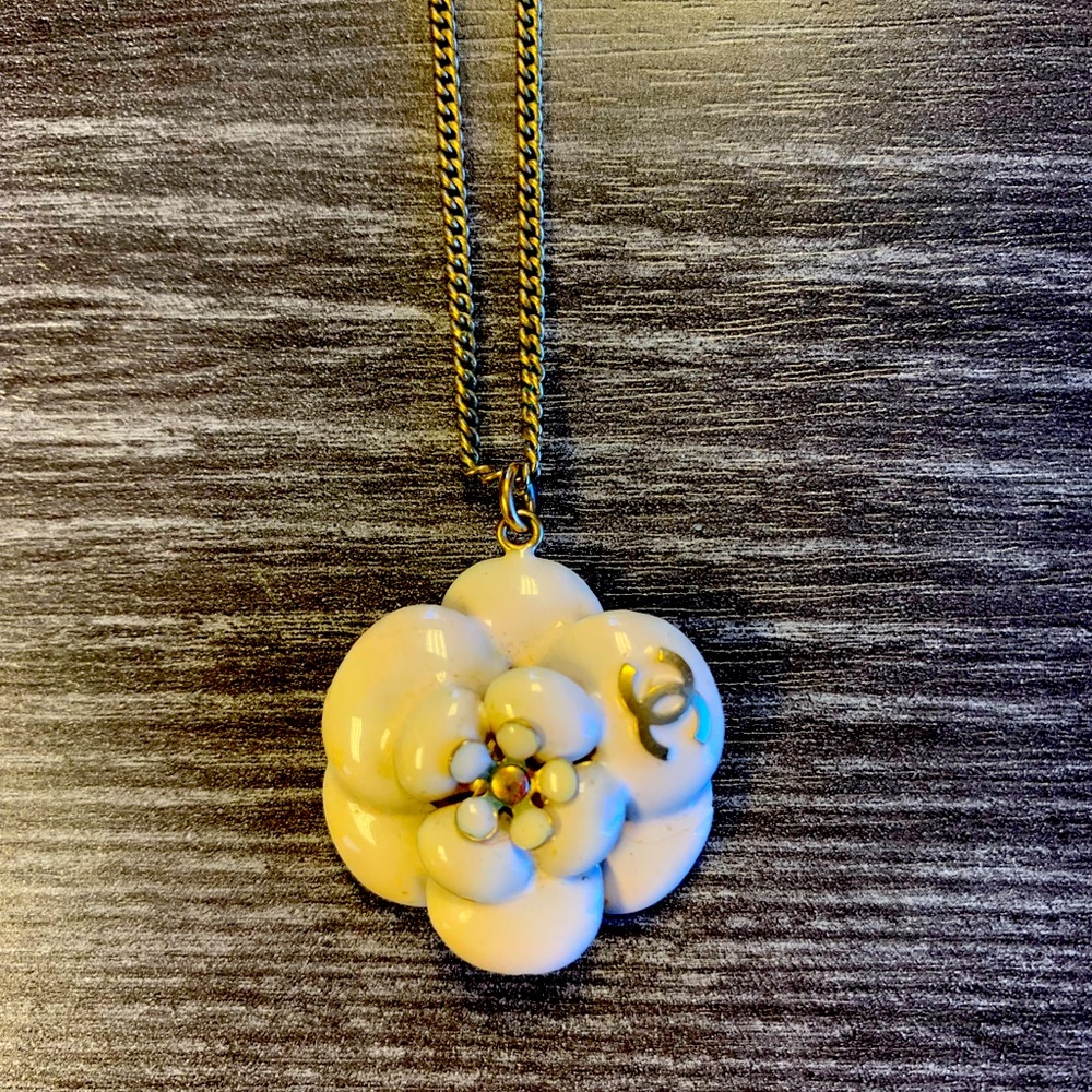 CHANEL baby pink flower necklace